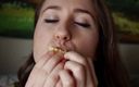 Lizzie Love: Поедает сочный мандарин