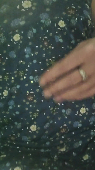 EliteLadyS: MILFka čůrá na koncertě