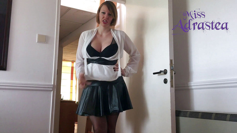 Miss Adrastea: Šéf vás vychovává ke své honící děvce!