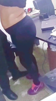 Můj šéf mě šukal ve své kanceláři, dokud se mi začaly třást nohy