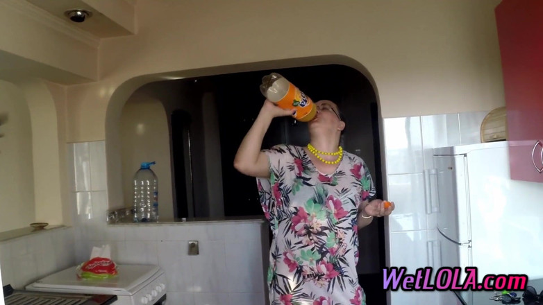 Wet Lola: Mature woman pee huge volume on the kitchen floor