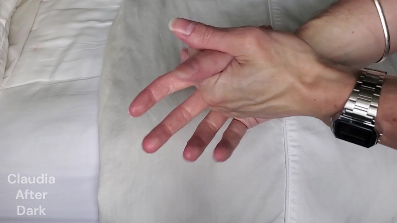 Claudia Kink: Hand Fetish Rubbing and Lotioning