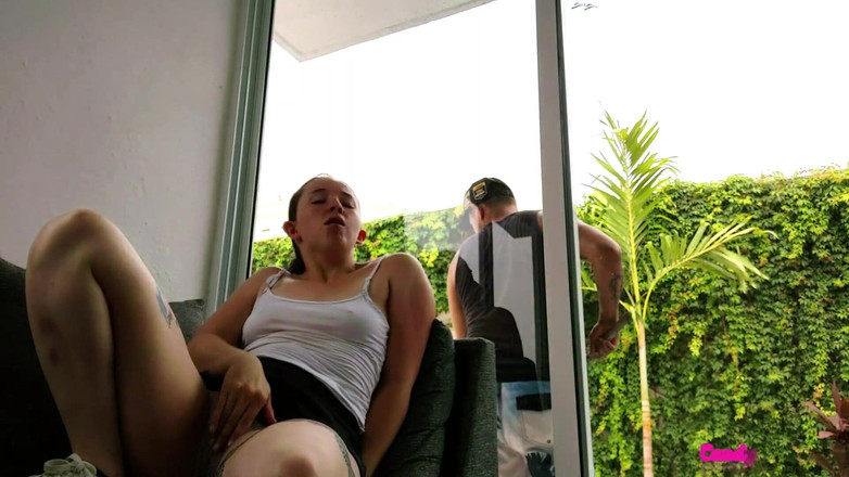 Kndy Kmille: Istri yang super sange ini menggoda kuli rumah tangganya - cuckold...