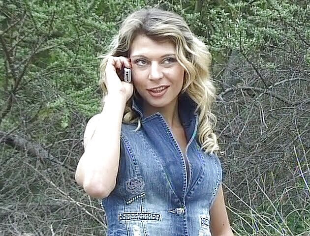 Flash Model Amateurs: Scenă senzuală în aer liber de la o tipă blondă sexy