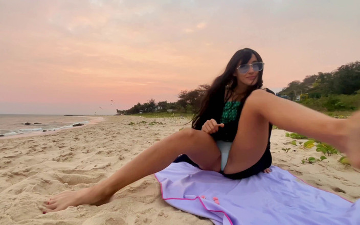 SexTravelers: Eu garota sexy da beleza perseguindo o pôr do sol,...