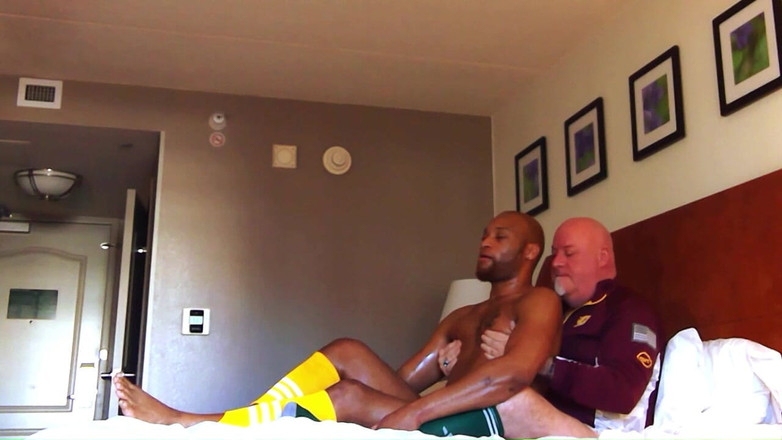 beardaddychub: Huấn luyện viên xoa bóp!