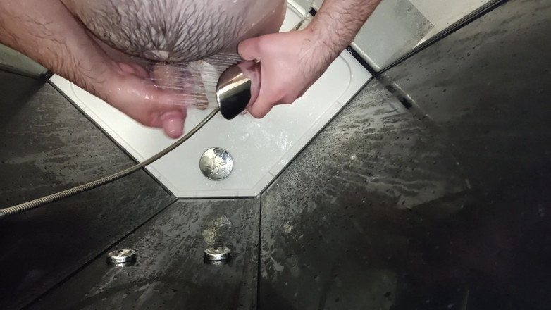 Uhri: Hotel shower hairy guy