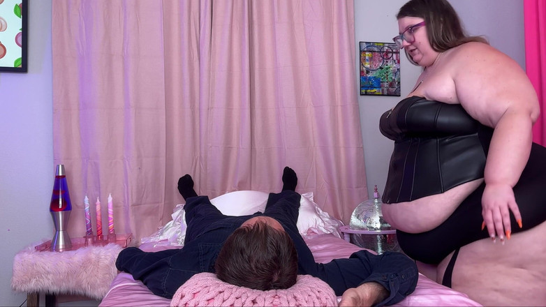 Kayla Peach studios: Товстушка Кайла Піч сидить на замку Адама