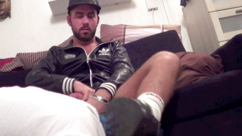 Sneaker gay: Prosty używany przez arabskiego dominatora w uzależnieniu od trampek