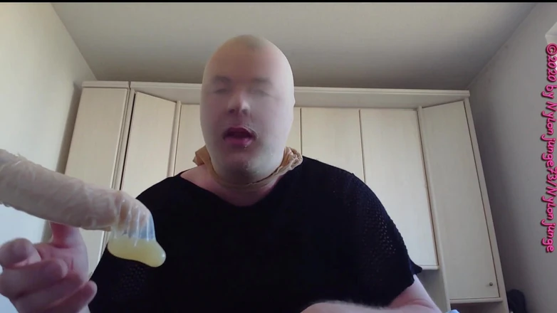 Carmen_Nylonjunge: Nylonface pijpt dildo met sperma-condoom