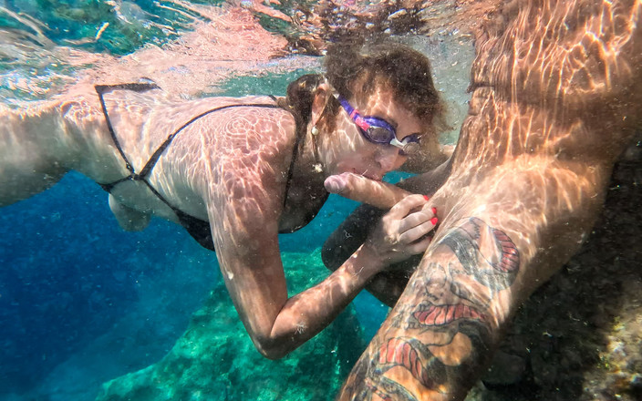 AproductionA: 在浑浊的水中操金色的淋浴小便舔颜射