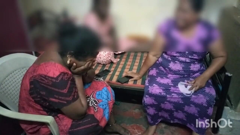 Tamil lesbian: Três tias em discussão quente