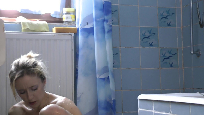 Solo Sex: Skinny girl enjoys masturbation in bathroom