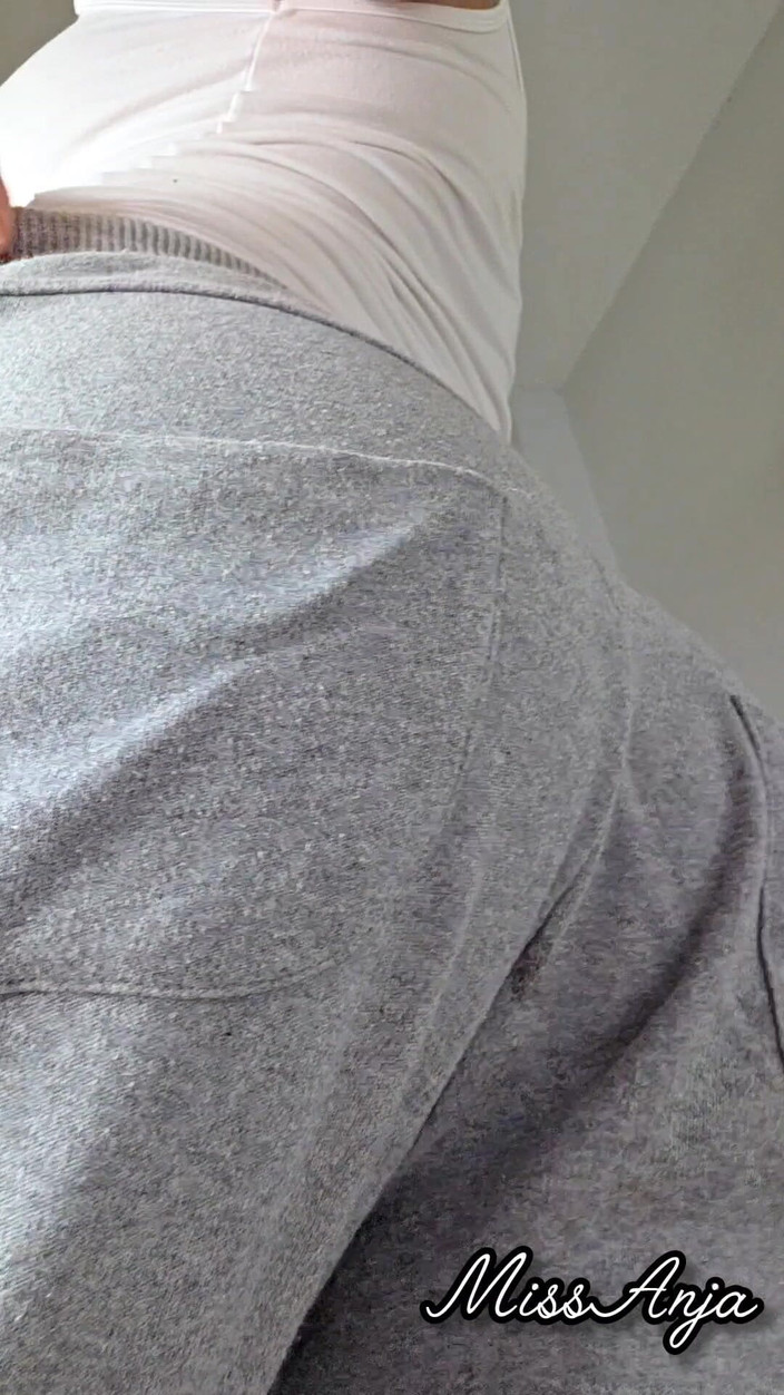 MissAnja_FH: Scoregge rumorose sudata nei miei pantaloni di tuta grigi