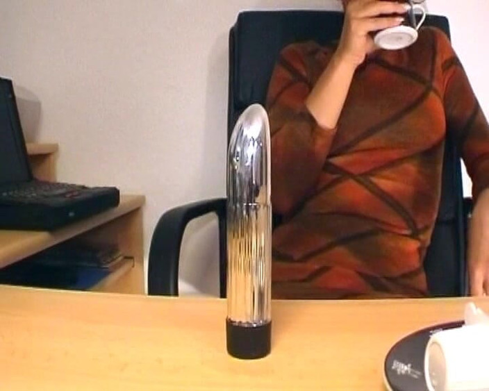 Deutsche Damen: 热辣的德国秘书在休息时取悦她的阴户