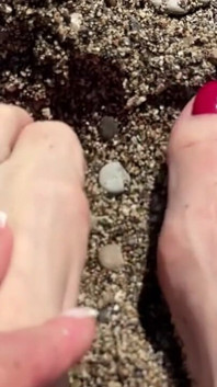 Pour les amoureux des jambes, je joue dans le sable