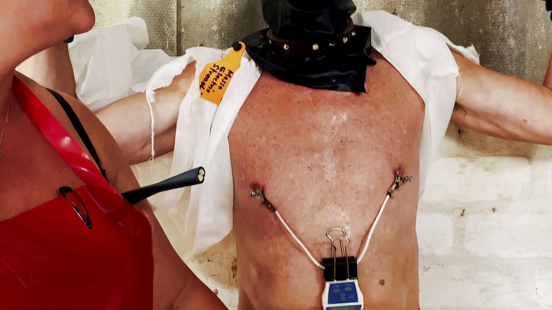 Mistress April: Çiftlik sağıyor