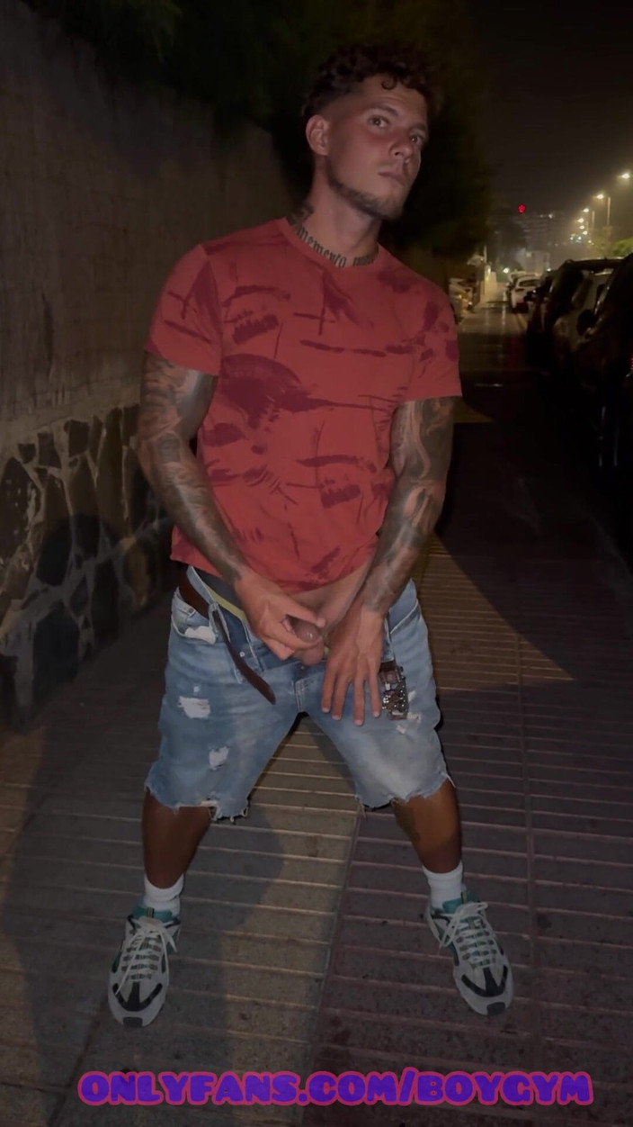 BoyGym: Grup seks partisinden sonra sokakta açık havada sidik