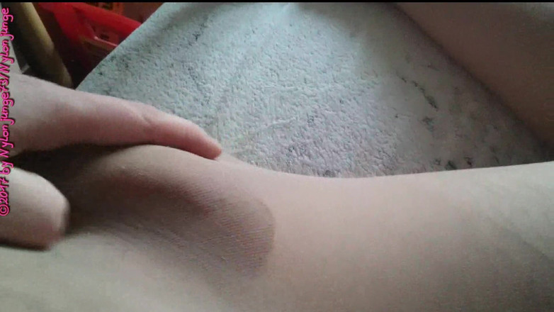 Carmen_Nylonjunge: Sperma auf dem nylon