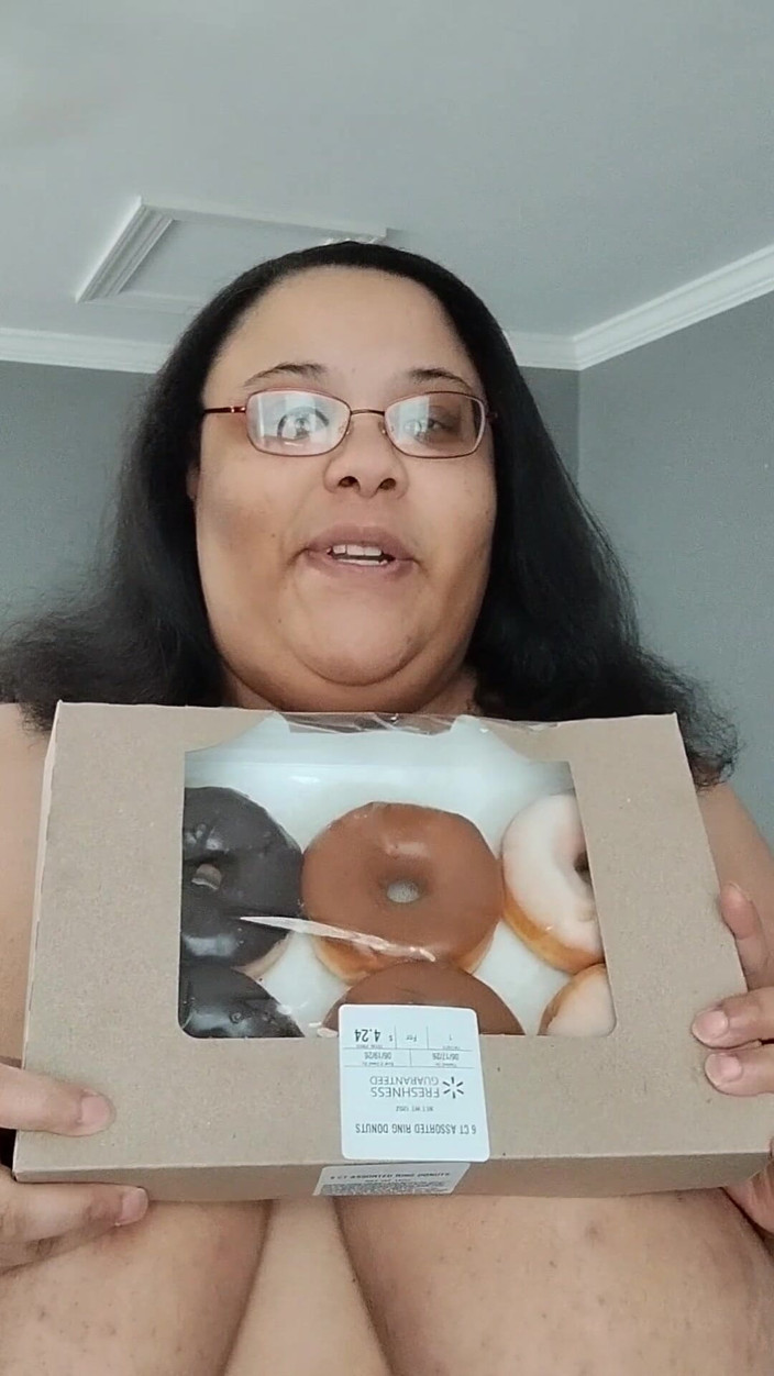 Jessica pigslut: Eating a Donut While Playing with My Pussy!