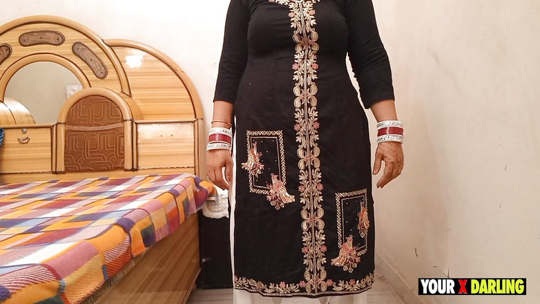 Jony Darling: Чачі з великою дупою змінює її тканину, а хлопець дивиться на її чачі, зловив його і покарав його трахом