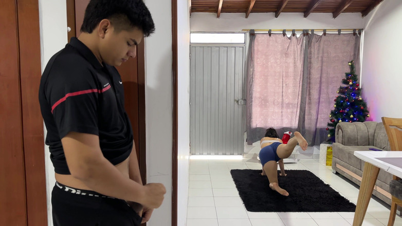 ManuelaAlvarez: Vidím svou nevlastní sestru, jak cvičí jógu v legínách... Nemohl...