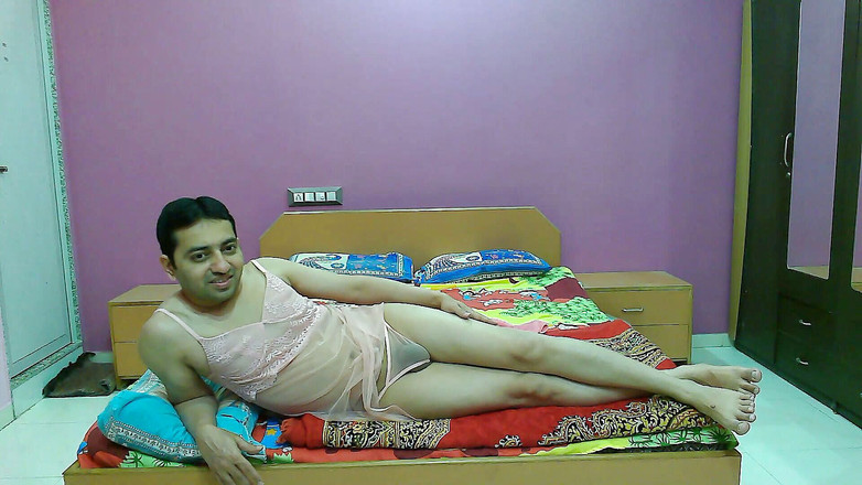 Cute & Nude Crossdresser: Сексуальный сисси кроссдрессер фембой Sweet Lollipop в розовом нижнем белье и стрингах внутри него.