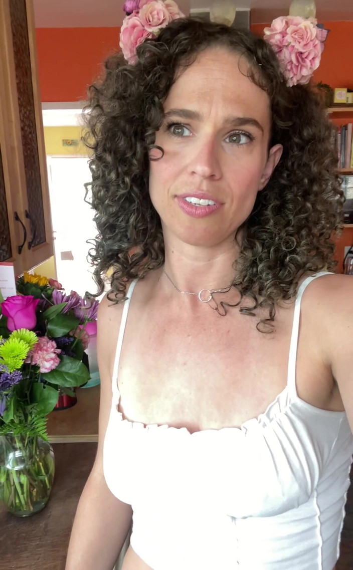 VibeWithMommy: Hey Beautiful Humans! Aku ditanya seperti apa berkencan dengan cowok...