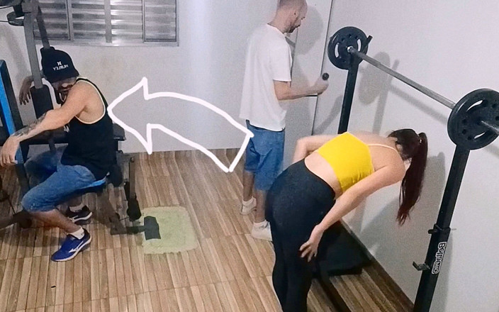 FannySquirting: Дружина зраджує чоловікові в спортзалі за його спиною!