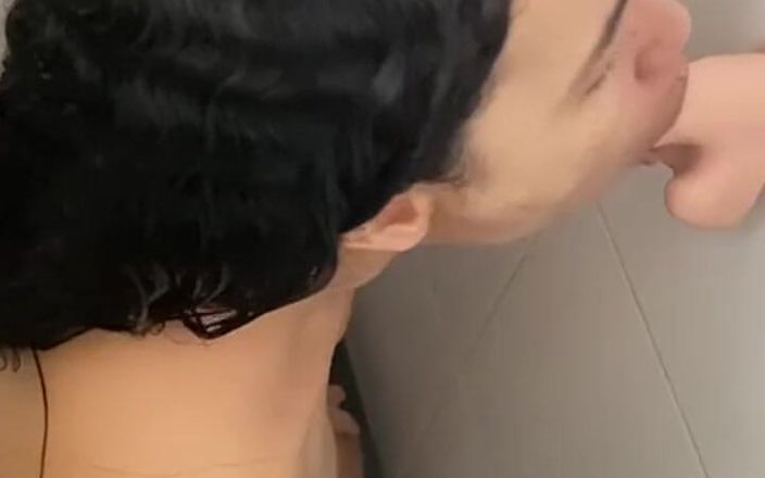 Zoe &amp; Melissa: Blowjob in the Shower 2