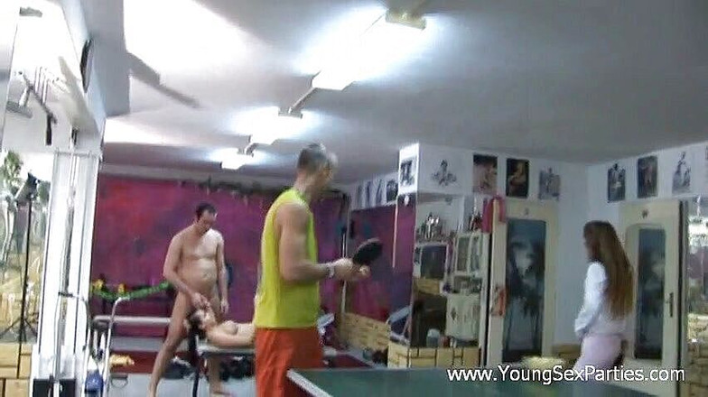 Young Sex Parties: 체육관에서 따먹기