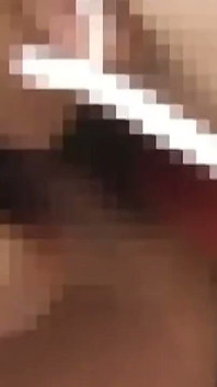 Junge verheiratete ehefrau reitet ihren großen roten dildo
