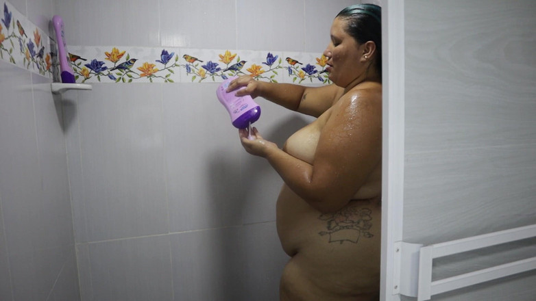 Lexly_16: Gadis latina ini lagi asik mandi dan muasin memeknya sendirian