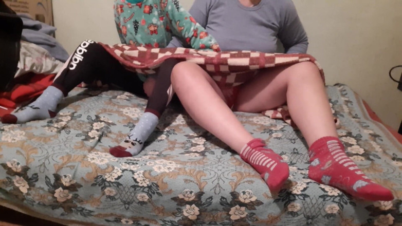 Lesbian-candys: 의붓아빠가 옆에서 영화를 보는 동안 우리는 덮개 아래에서 자위를 합니다.
