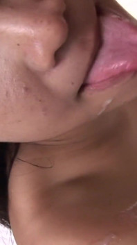 Špinavá asijská děvka tranny ploy je očištěna během sexy sprchy