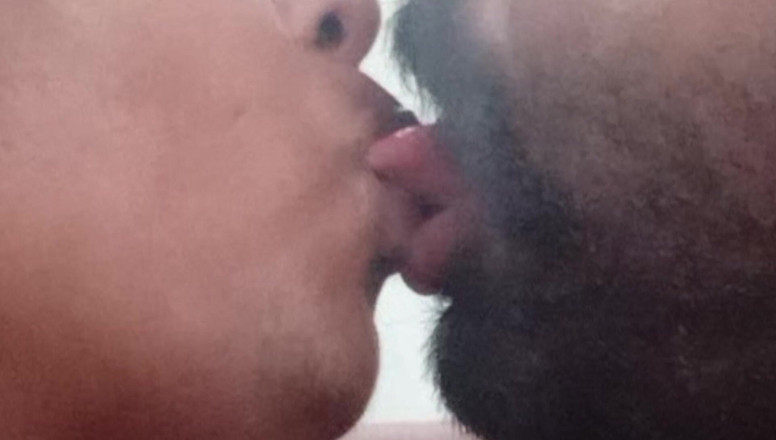 Desi Taboo: ホットな継母の唇のキスと口に唾を吐く