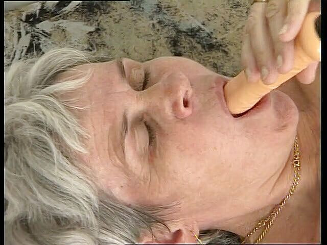 Lucky Wankerz: Збуджена бабуся грає зі своєю кицькою