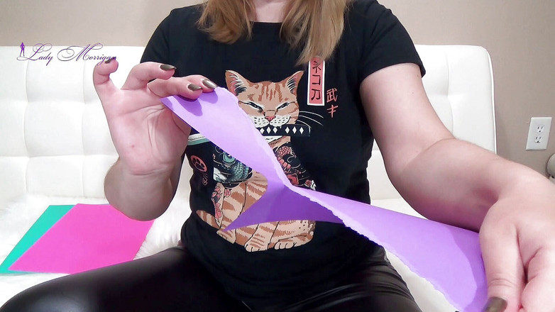 Morrigan Havoc: Mengoyak kertas berwarna-warna dengan tangan saya