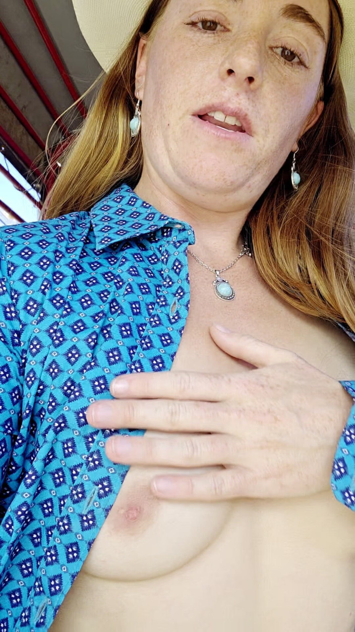 NaughtyRedFarmgirl: La rossa mette in mostra la posizione di cavalca nuda...