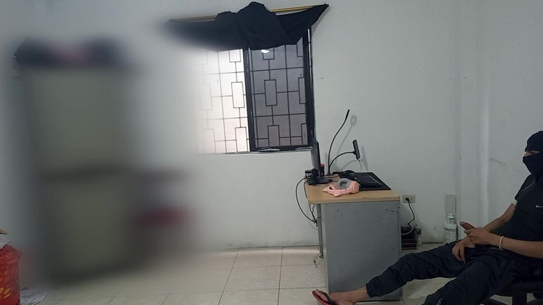 NEGRITA SEXY: Moja przyrodnia siostra czyści mój pokój, a następnie wychodzi, a...