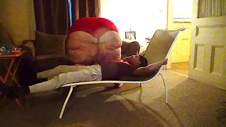 Full Weight Productions: 이 남자를 당황하게 만드는 퀸 노라