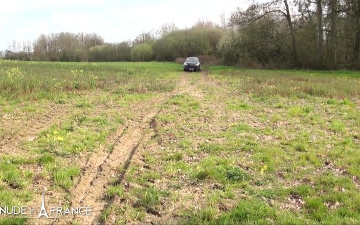Nude in France: 淫荡的大胸部荡妇即使在汽车上也到处被操