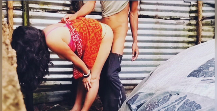 Teensex: สาวอินเดียผมบลอนด์เปิดเผยผัวและให้ devar วัยใสเล่นกับหุ่นของเธอนอกบ้าน
