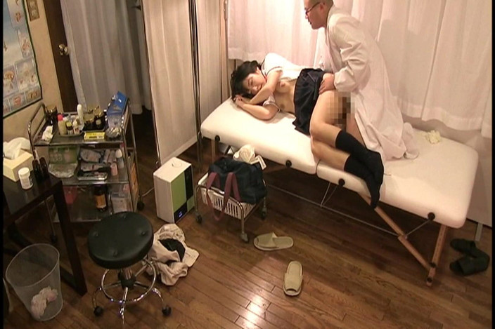 Strix: Doktor arbeitet in einer schattigen urologischen Klinik in den Sticks,...