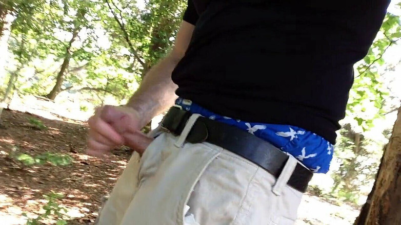 TJenner: Honím v lese v My Blue Boxers u stromu.