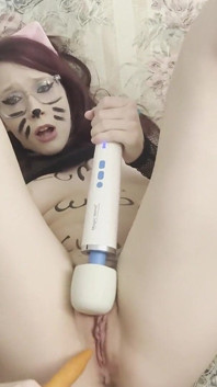 Teen cumslut chịch cà rốt nhỏ để đạt cực khoái