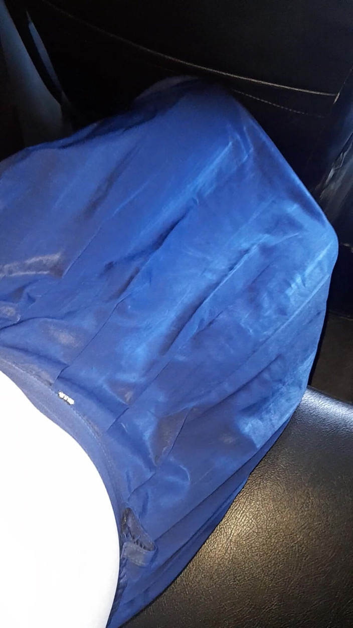 Naomisinka: Crossdresser masturbasi dengan rok mengkilap