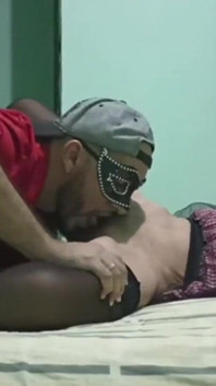 Meu chefe acaba me dando uma deliciosa foda enquanto sua esposa trabalha