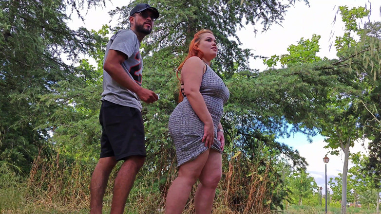 Latincurvyredhead: Cazzo nel parco con la mia vicina