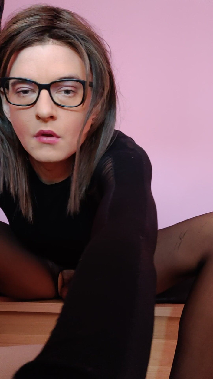 MicziCD: Красивий трансгендер у білизні